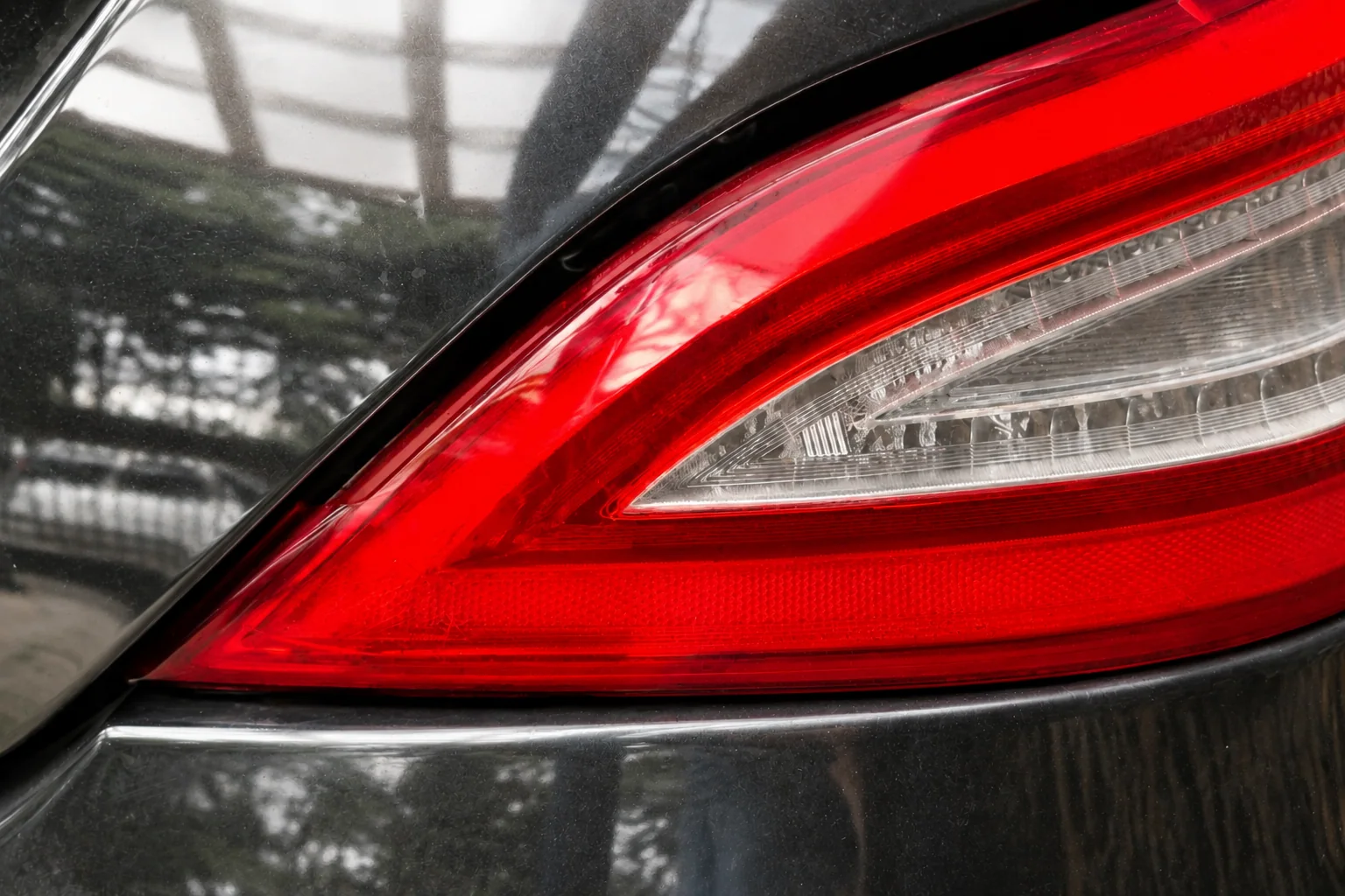 Lanterna traseira Mercedes instalada no veículo após o reparo.